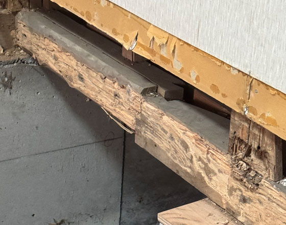 壁の解体中
